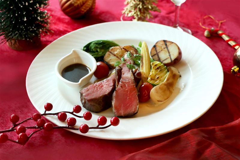 無骨牛小排以香煎手法增添誘人焦香，口感柔嫩多汁、層次豐富。（圖／飯店旅宿業者提供）