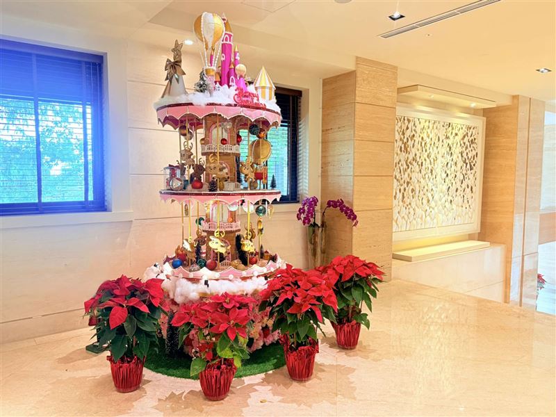 魔法甜點師李建嶔主廚以薑餅製作旋轉木馬裝置藝術。（圖／飯店旅宿業者提供）