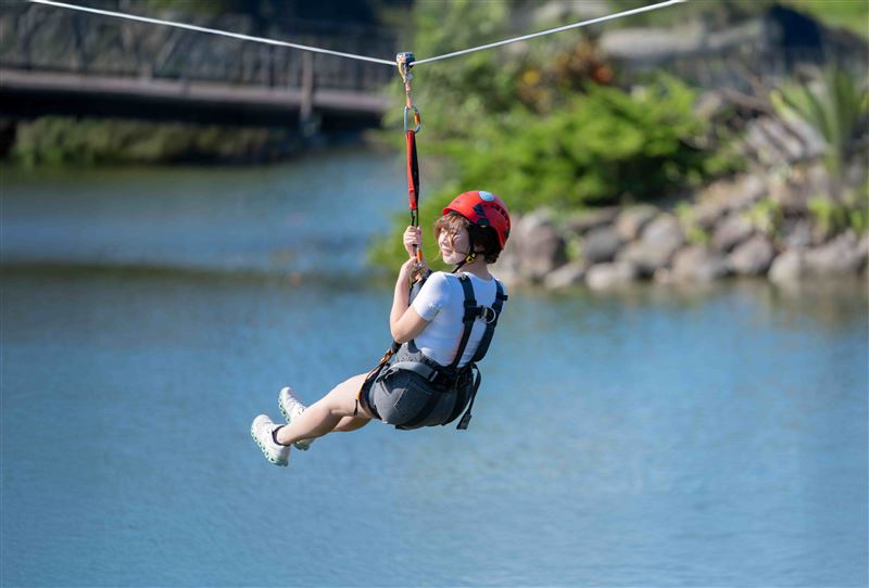 「卡比巴拉躍湖號」穿著紅色衣物或節慶配件即可享滑索買二送一並打卡可兌換牧草。（圖／飯店旅宿業者提供）