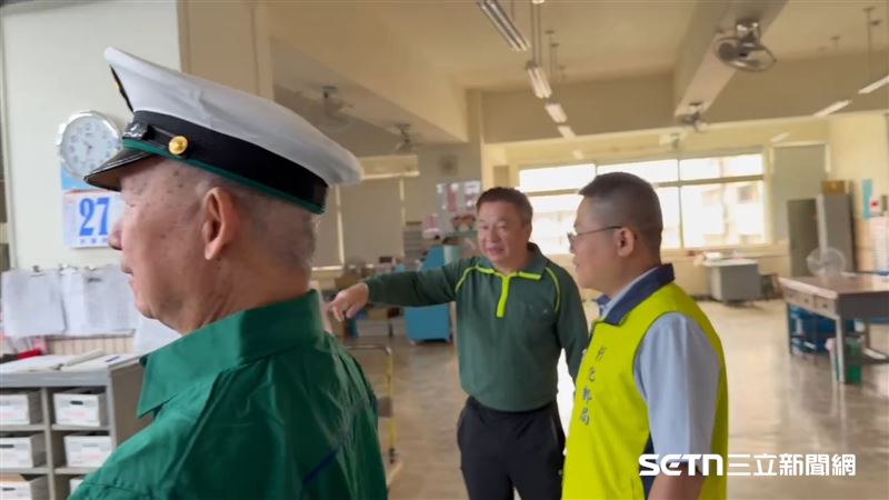 睽違多年,80歲的李阿公終於重新穿上他的「綠色戰袍」,回到熟悉的工作崗位。這一刻對他意義非凡,感動與激動交織,令他一度眼眶泛紅。(圖/秀和基金會授權提供)