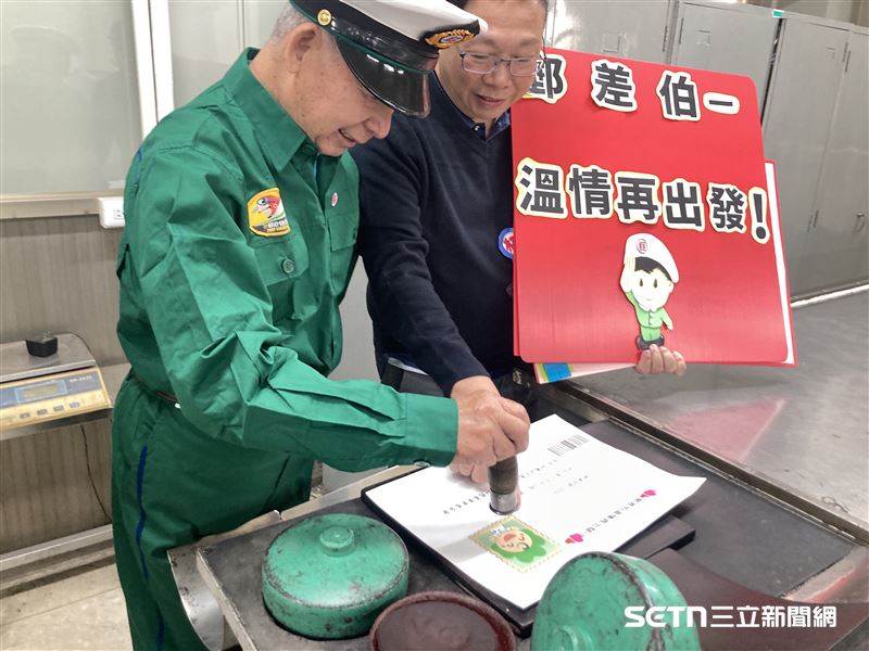 「資深郵差」李阿公,雖然手腳不像過去俐落,有些步驟也稍微忘記,需要同仁在旁溫馨提醒,但他眼神中的熱忱與專注絲毫不減,一舉一動都流露出對郵務工作的熱愛。(圖/秀和基金會授權提供)