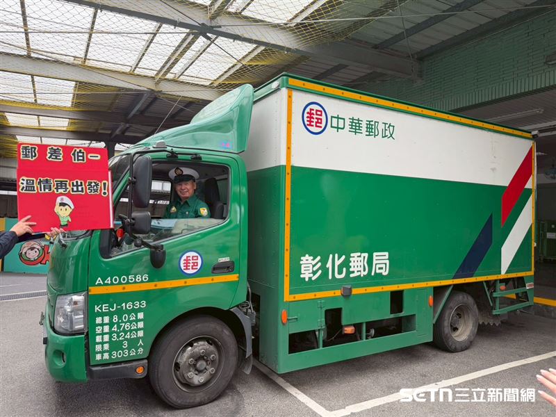 李阿公過去帶出許多徒弟,他將自己數十年的郵務經驗與專業精神傾囊相授,為郵局培育了許多優秀的後輩力量。(圖/秀和基金會授權提供)