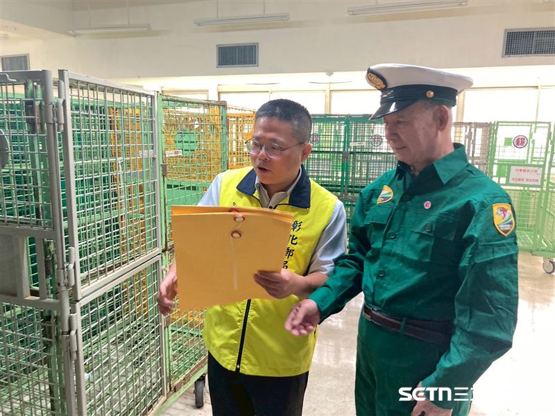 彰化郵局賴副理與柯科長全程陪同李阿公,他們表示,能再次迎接這位一起努力過的夥伴「回家」,讓所有同仁都感到非常感動和驕傲。(圖/秀和基金會授權提供)