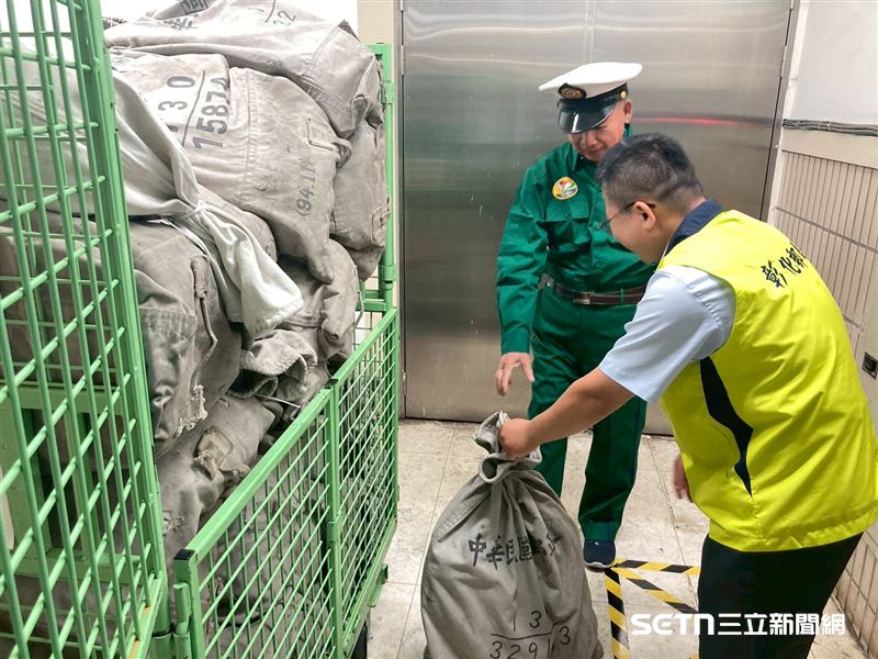 穿著綠色制服,重溫那段「使命必達」的光榮歲月,李阿公的每個動作,都充滿了對郵務工作的熱愛與懷念。(圖/秀和基金會授權提供)