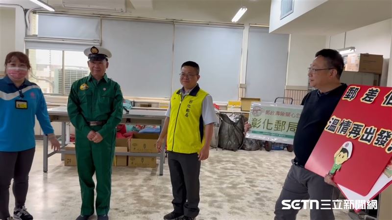 「大家都叫我『郵差先生』!」李阿公語氣中帶著一份專屬的驕傲,因為這稱呼承載了他數十年的責任與光榮。(圖/秀和基金會授權提供)