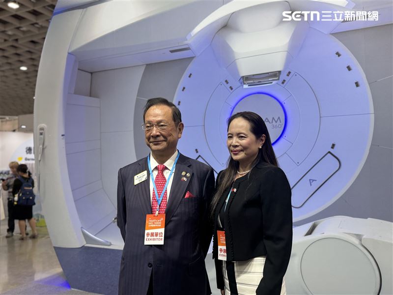 日本用行動挺台灣！第九屆台灣醫療科技展今登場，日本中部國際醫療中心理事長山田實紘（左）與夫人（右）率團來台參展。（圖／記者簡浩正攝影）