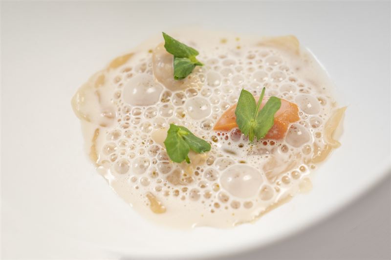 經典復刻料理-Molino de Urd&aacute;niz｜白玉｜干貝薄片 扇貝唇。（圖／飯店旅宿業者提供）