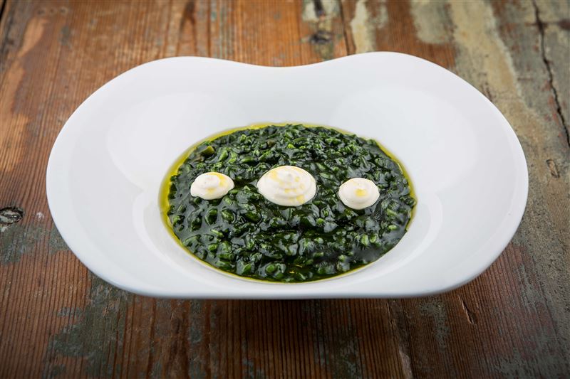 主廚獨Le&oacute;n的經典招牌料理，是是以海洋微小生命元素入饌的浮游生物燴Plankton rice。（圖／飯店旅宿業者提供）