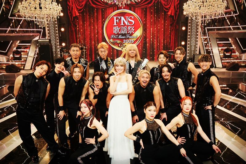 濱崎步參加「2025 FNS歌謠祭 第1夜」，與舞者們一起開心合照。（圖／翻攝自浜崎あゆみ（ayumi hamasaki）臉書）