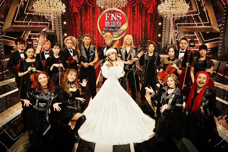 濱崎步演唱Moments時身穿白色禮服，華麗的服裝造型引起觀眾驚嘆。（圖／翻攝自浜崎あゆみ（ayumi hamasaki）臉書）