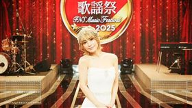 濱崎步12/3晚間出演富士電視台節目「2025 FNS歌謠祭 第1夜」，華麗的服裝造型引起觀眾驚嘆。（圖／翻攝自浜崎あゆみ（ayumi hamasaki）臉書）