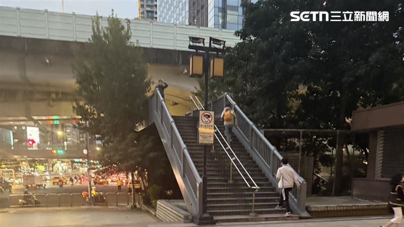 1名七旬老翁陳屍台北車站北三門外天橋。（圖／讀者提供）