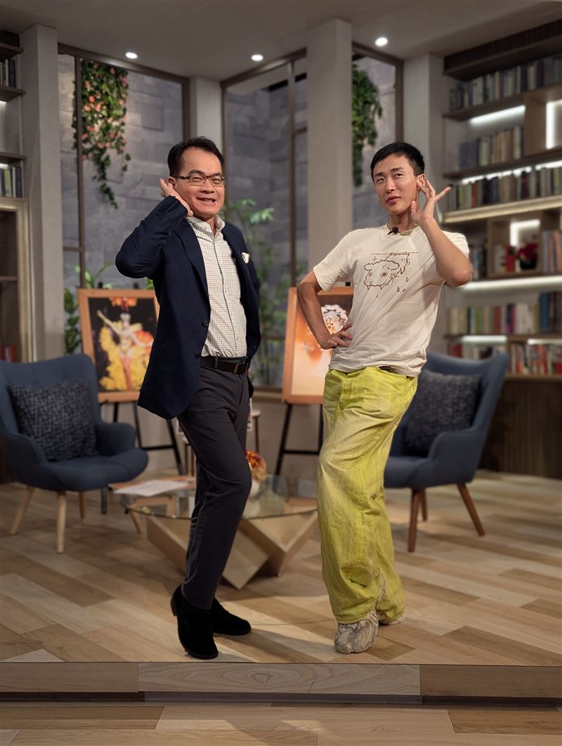 妮妃雅小學時因個性陰柔而被同學嘲笑，但在母親的支持下，他勇敢做自己並發掘藝術天賦。主持人鄭弘儀在他的帶動下，也試著擺出撫媚姿態（圖／話時代人物提供）