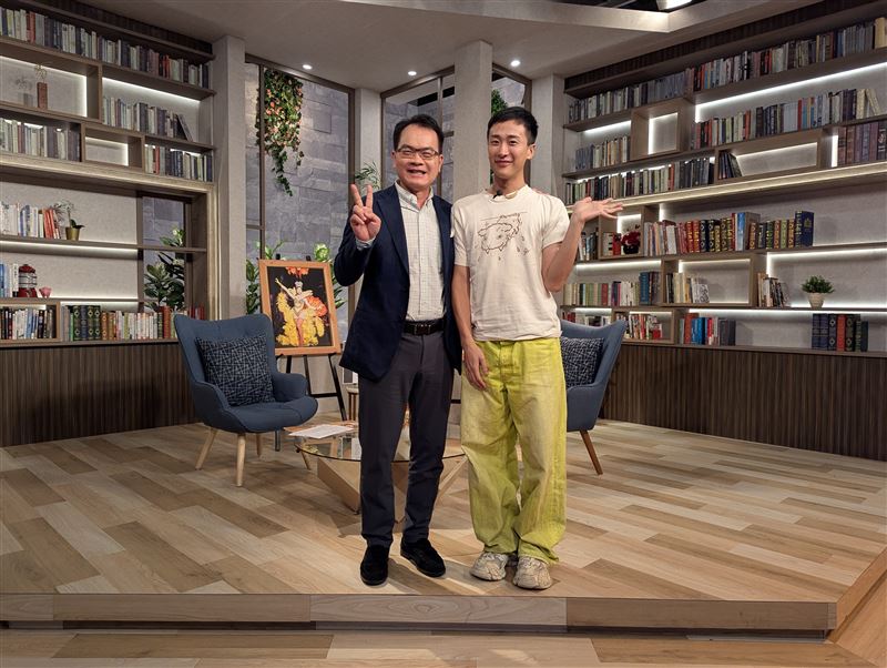 變裝皇后妮妃雅奪《魯保羅》冠軍，近日上節目《話時代人物》分享從小被霸凌、在媽媽支持下追夢的故事，如今站上國際舞台，也希望讓世界看見台灣之美。（圖／話時代人物提供）