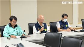 高雄市衛生局長黃志中、副局長潘炤穎針對全聯鯛魚排羅生門事件，鞠躬道歉。（圖／記者簡榮良攝影）