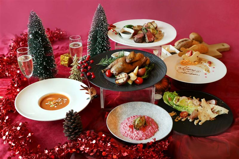 大地酒店西餐廳今年推出的「聖誕套餐」，主菜包含無骨牛小排與迷迭香烤雞。（圖／大地酒店提供）
