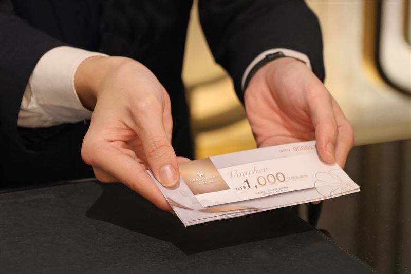 台北漢來大飯店至2026年1月31日推出「普發萬元贈萬元」住房專案，每房即贈總價值超過萬元的豐厚好禮。（圖／台北漢來大飯店提供）