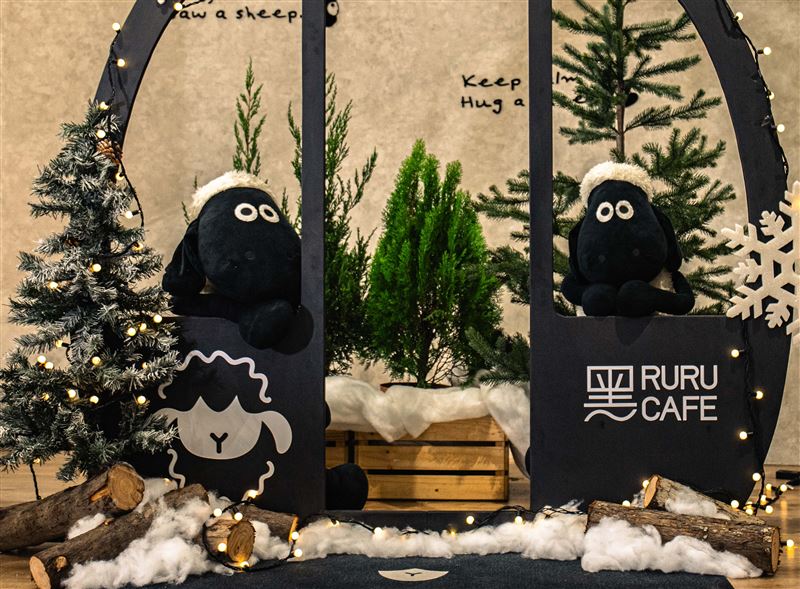 黑RURU CAFE購買聖誕節限定甜點聖誕杯杯或麋鹿森林，即可獲得聖誕牧草一份;穿戴任一聖誕元素打卡還能享冰淇淋買一送一（圖／綠舞國際觀光飯店提供）