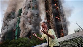 「我太太在裡面！」老翁接孫逃死劫　宏福苑前嘶吼成代表畫面（圖／路透社／達志影像）