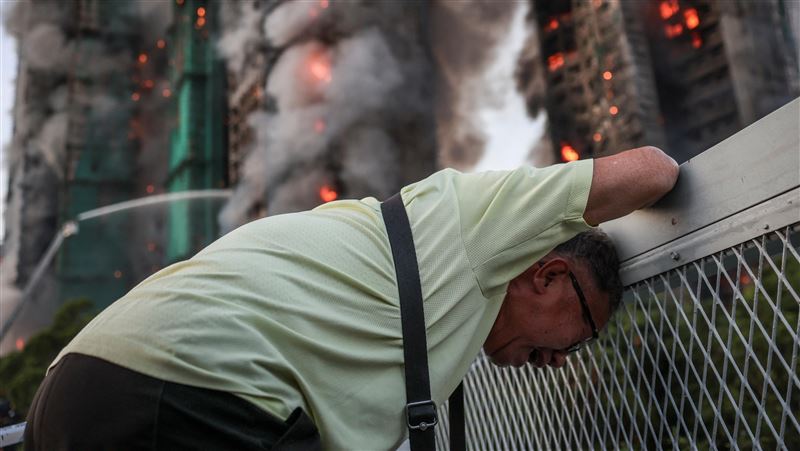 老翁看著家園被大火燒掉，太太還在裡面無助痛哭。（圖／路透社／達志影像）
