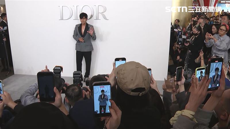 101現場有大批粉絲守候，就是為了一睹天王周杰倫風采。（圖／SNG小組 杜志明攝影）