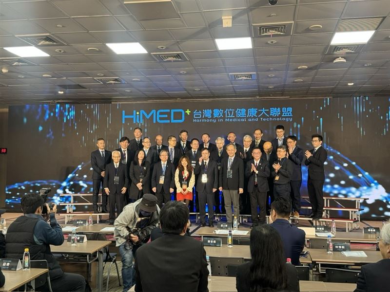 鴻海與台中榮總合作開發的AI護理機器人Nurabot正式投入臨床，預計2027年全面推動智慧醫療機器人規模化應用，從手術室到護理照護場域逐步落地。結合電腦視覺、AI算力與實地沙盒測試，台灣智慧醫療產業布局邁入新里程碑。（圖／記者師瑞德攝影）