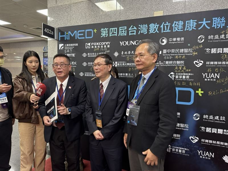 鴻海與台中榮總合作開發的AI護理機器人Nurabot正式投入臨床，預計2027年全面推動智慧醫療機器人規模化應用，從手術室到護理照護場域逐步落地。結合電腦視覺、AI算力與實地沙盒測試，台灣智慧醫療產業布局邁入新里程碑。（圖／記者師瑞德攝影）