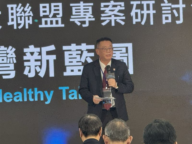 鴻海與台中榮總合作開發的AI護理機器人Nurabot正式投入臨床，預計2027年全面推動智慧醫療機器人規模化應用，從手術室到護理照護場域逐步落地。結合電腦視覺、AI算力與實地沙盒測試，台灣智慧醫療產業布局邁入新里程碑。（圖／記者師瑞德攝影）