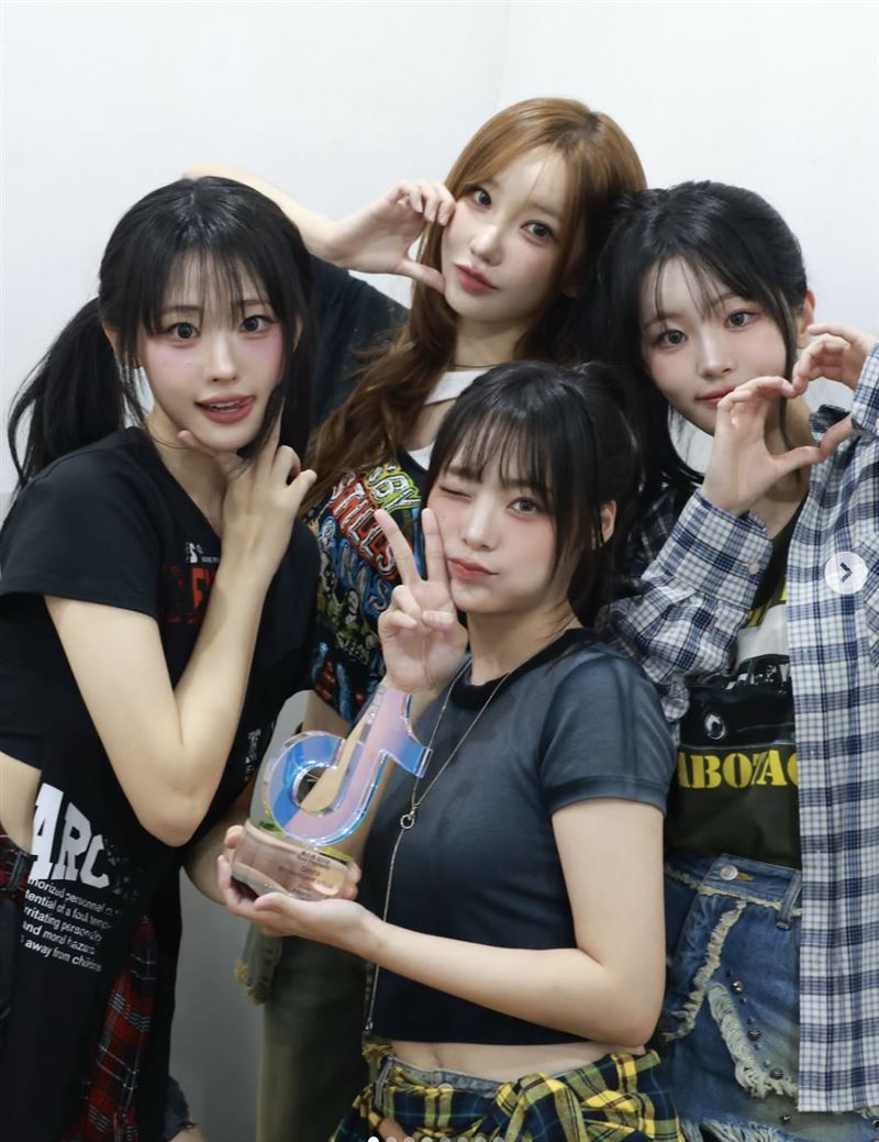 QWER抵台。（圖／翻攝自IG）