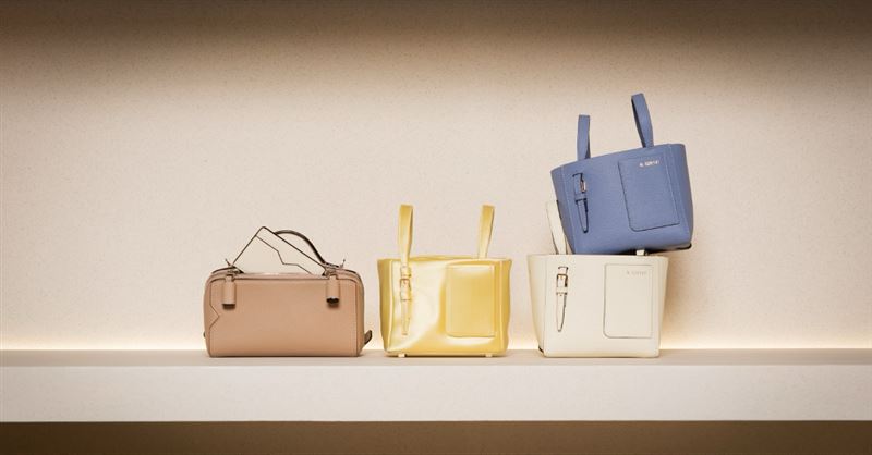 Valextra於歲末推出全新多款小包 以義式細膩點亮節慶氛圍。（圖／品牌業者提供）