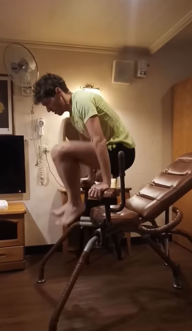 吉雷米把摩鐵的八爪椅當健身器材。（圖／翻攝自臉書）