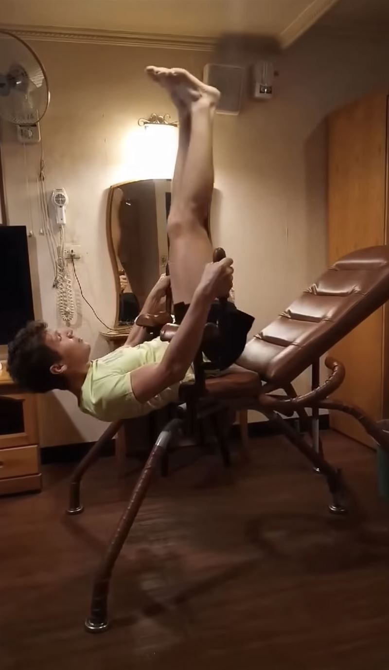 吉雷米把摩鐵的八爪椅當健身器材。（圖／翻攝自臉書）