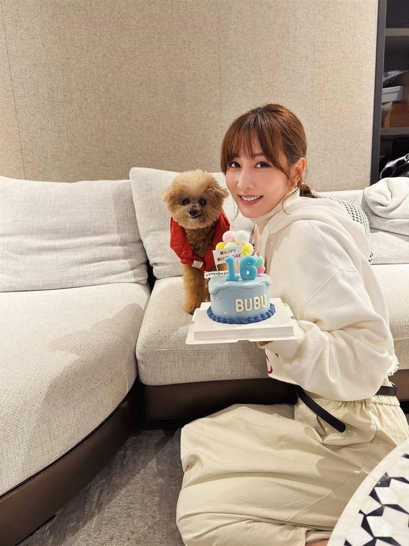 曾莞婷發文幫狗兒子慶祝16歲生日。（圖／翻攝自臉書）