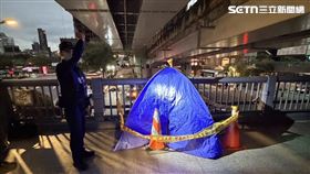 1名七旬老翁陳屍台北車站北三門外天橋。（圖／翻攝畫面）