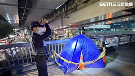 1名七旬老翁陳屍台北車站北三門外天橋。（圖／翻攝畫面）