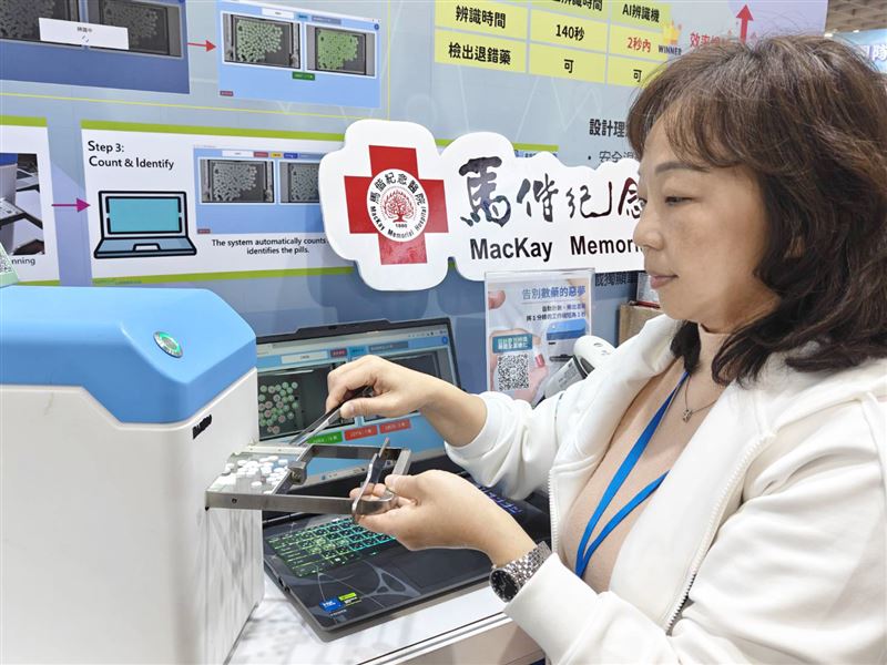 陳智芳主任示範操作裸錠藥品AI自動辨識機,快速判讀回收藥錠。(圖/馬偕醫院提供)