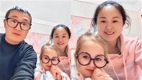 江蘇一對黑頭髮黃皮膚的夫妻，竟生下金髮碧眼的女娃。（翻攝自微博）