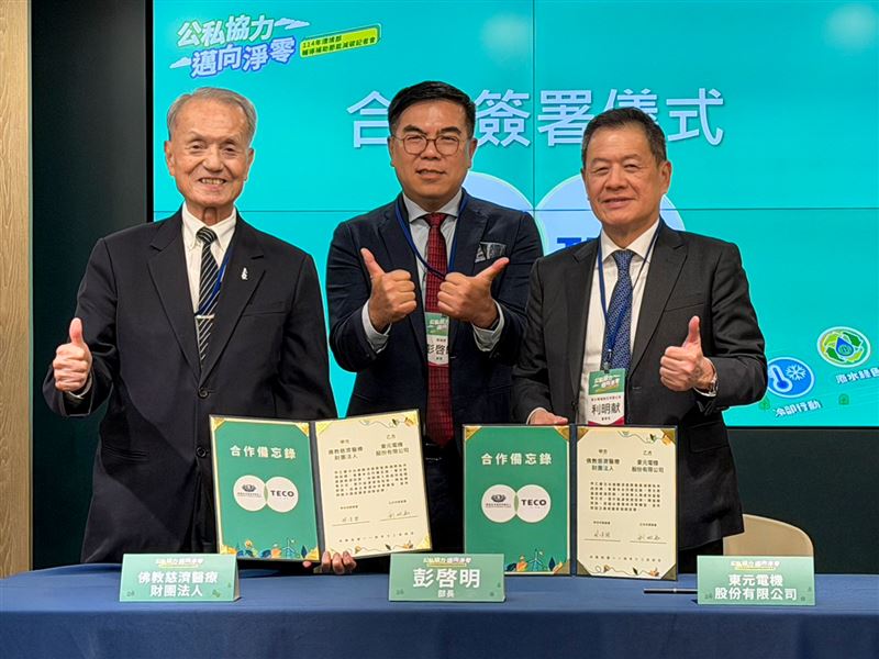 2025台灣醫療科技展盛大登場！今年主打「AI黑科技」與「跨界強強聯手」，東元、路迦、世紀民生、緯創與健談等大廠精銳盡出。現場驚見「護理師鋼鐵人」、戴戒指就能健檢的「魔戒」，還有癌症細胞療法新突破與醫院節能神技。從救命到省錢，台灣醫療隊展現世界級實力，宣告智慧醫療新時代正式來臨！（圖／東元電機提供）