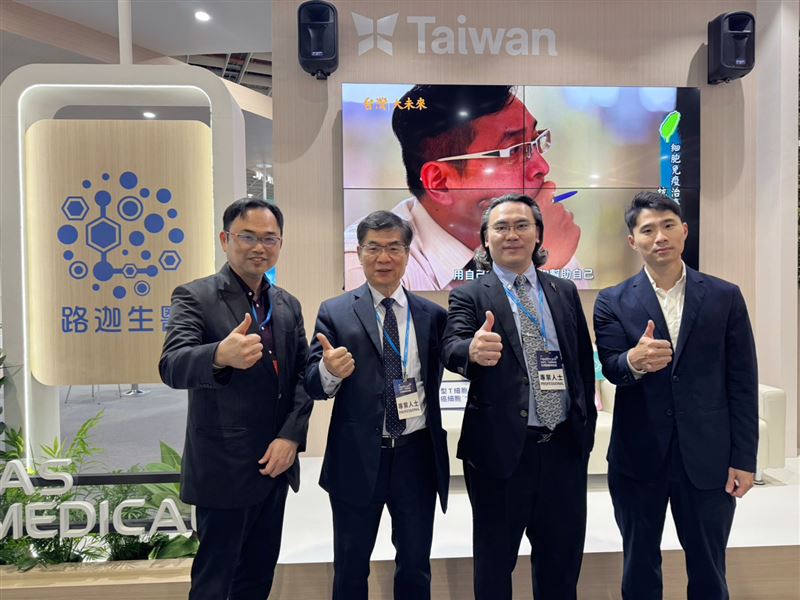 2025台灣醫療科技展盛大登場！今年主打「AI黑科技」與「跨界強強聯手」，東元、路迦、世紀民生、緯創與健談等大廠精銳盡出。現場驚見「護理師鋼鐵人」、戴戒指就能健檢的「魔戒」，還有癌症細胞療法新突破與醫院節能神技。從救命到省錢，台灣醫療隊展現世界級實力，宣告智慧醫療新時代正式來臨！（圖／路迦生醫提供）