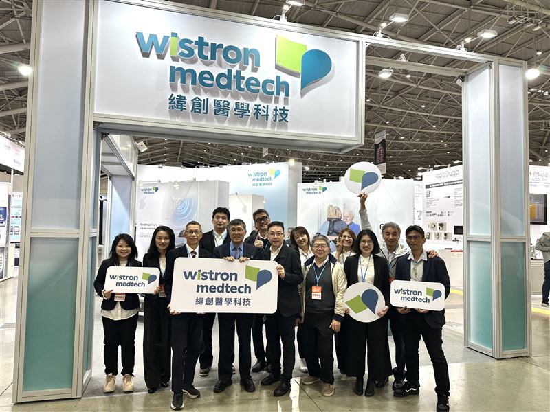 2025台灣醫療科技展盛大登場！今年主打「AI黑科技」與「跨界強強聯手」，東元、路迦、世紀民生、緯創與健談等大廠精銳盡出。現場驚見「護理師鋼鐵人」、戴戒指就能健檢的「魔戒」，還有癌症細胞療法新突破與醫院節能神技。從救命到省錢，台灣醫療隊展現世界級實力，宣告智慧醫療新時代正式來臨！（圖／緯創醫學科技提供）
