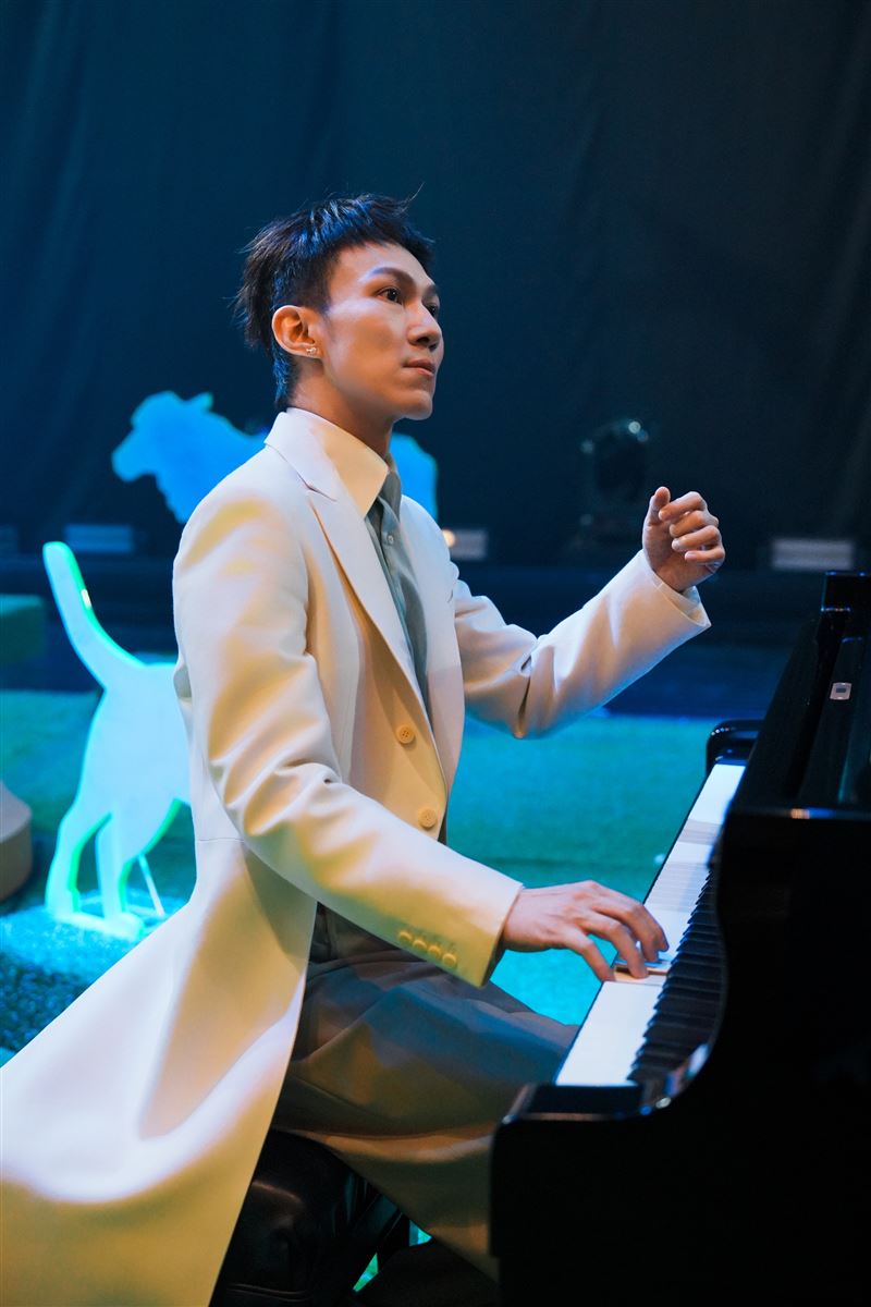 台藝大教室變小巨蛋！阿龔被學生點歌現彈。（圖／緒風有限公司）