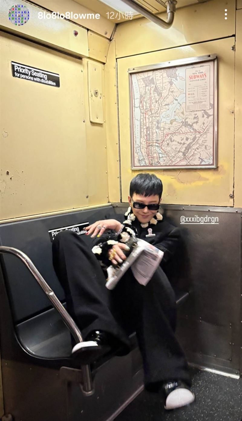 GD在地鐵布景拍照。（圖／翻攝自IG）
