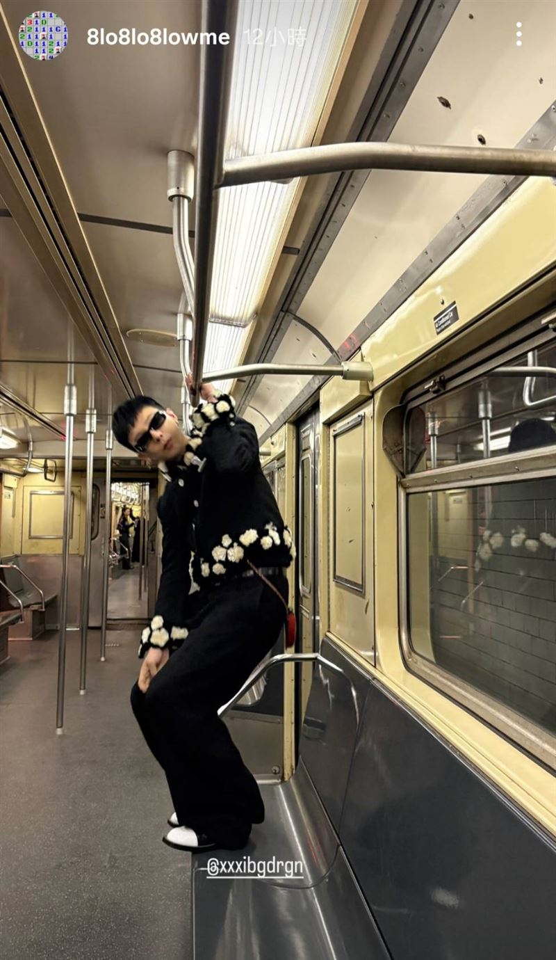 GD拍照背景是「Chanel 2026 Métiers d'art工坊大秀」的主題。（圖／翻攝自IG）