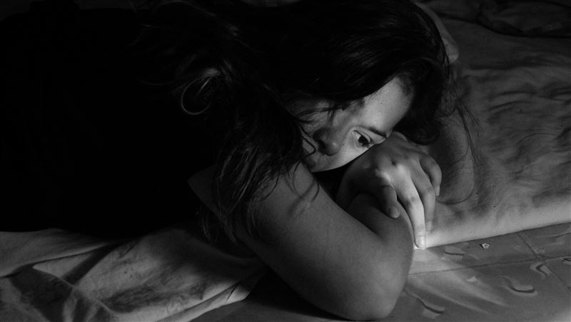 女網友對於男友拋下她自己升等商務艙感到心寒。（示意圖／unsplash）