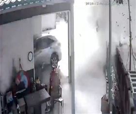  嚇死人！陸軍實彈射擊　砲彈社偏落入民宅（圖／翻攝畫面）