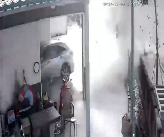 陸軍出包，砲彈射偏落入民宅。（圖／翻攝畫面）