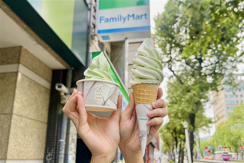 全家開賣開心果霜淇淋，限時優惠5支188元。(圖／全家提供)