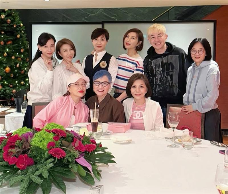 前排左起為葉璦菱、張小燕、張清芳，後排左二起為李翊君、方芳芳、利菁、李明川。（圖／翻攝自臉書）