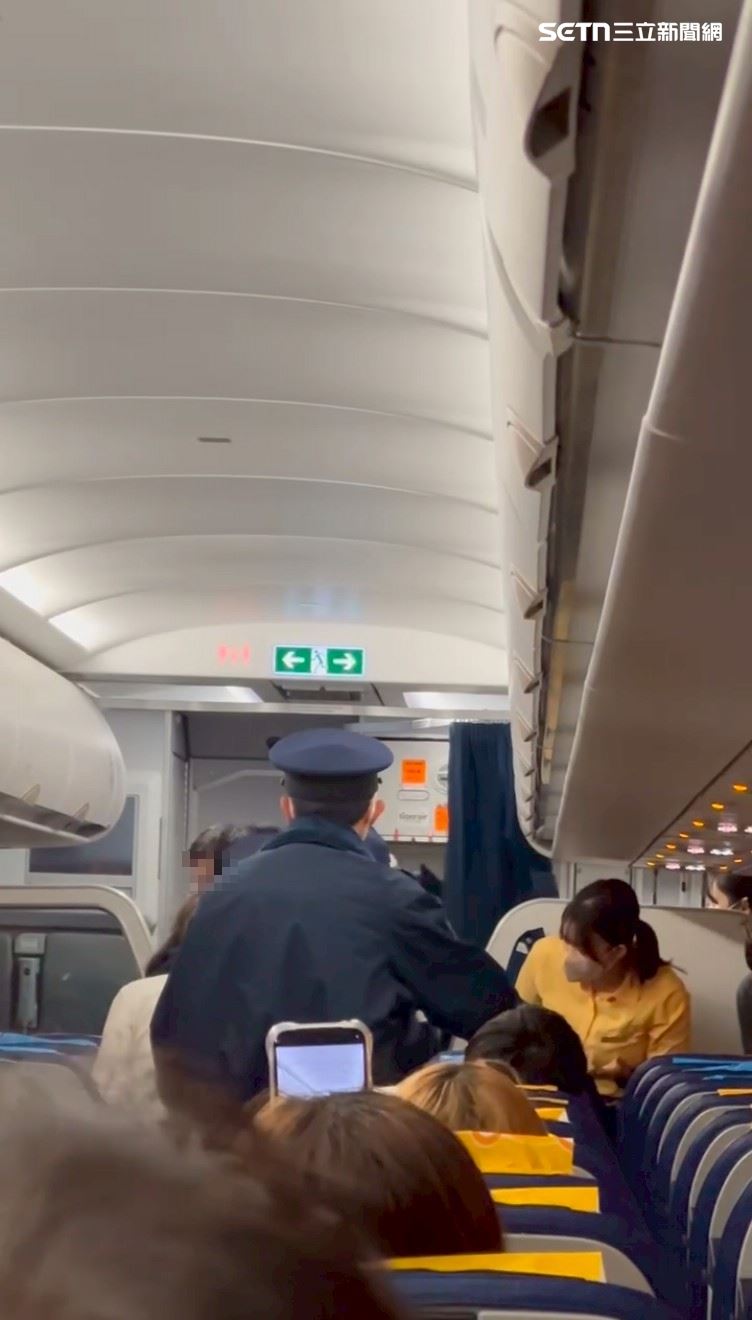 男乘客在疑似喝醉在機上大鬧，被請下飛機。（圖／民眾提供）