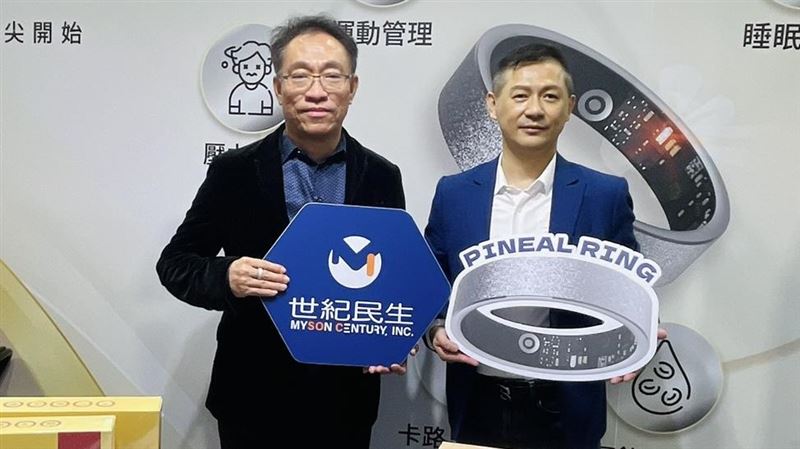 台南豪宅王推出AI智慧戒指，具監控健康狀態等功能，張祐銘(左)指出，將結合健康與住宅事業，因應高齡化與養生型態生活降臨。（圖／業者提供）